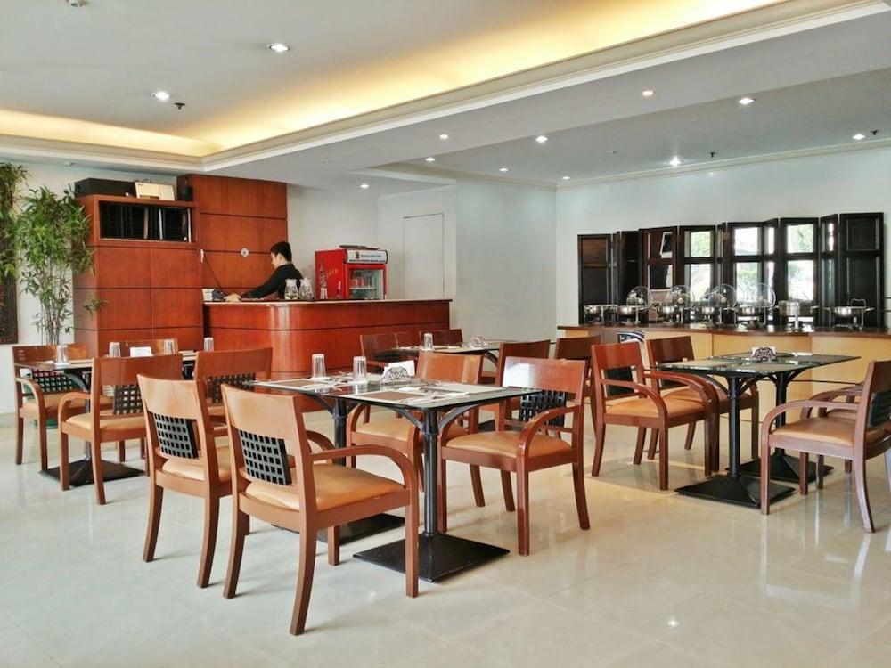 Richville Hotel Mandaluyong Kültér fotó